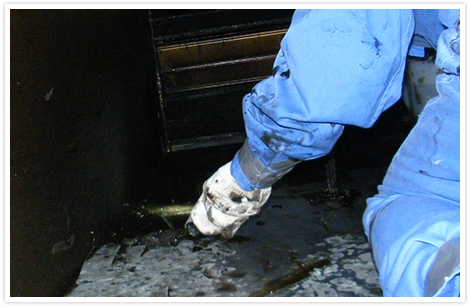 厨房ダクト内清掃中